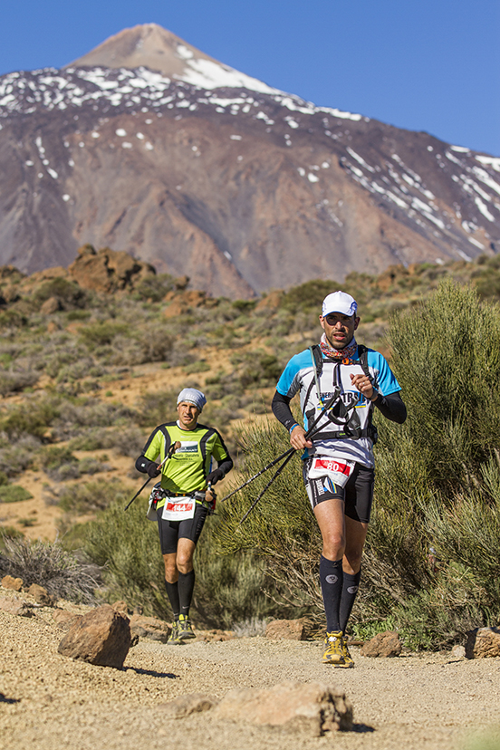 Corredores cruzando Las Cañadas con el majestuoso Teide al fondo - Imagen oficial de la edición 2012 de la Tenerife Bluetrail.