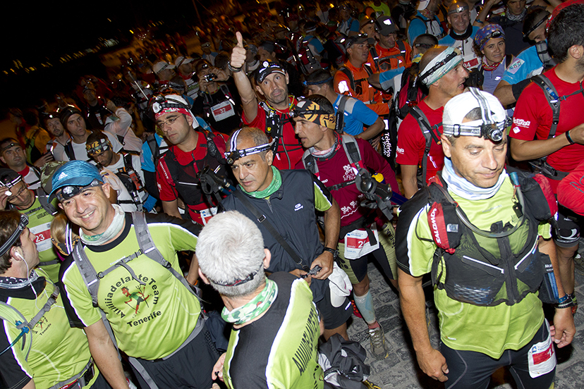 Los meses de entrenamiento y dedicación,los nervios, la ilusión y las ganas se respiran en el ambiente de los corredores antes de tomar la salida en el muelle de Los Cristianos.