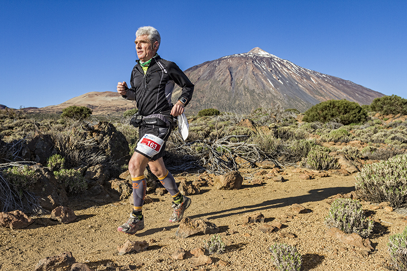 El corredor Angel Yuste en los sorprendentes parajes del Parque Nacional del Teide.